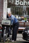 Amsterdam 28 juli 2017
Politieagente Ellie Lust met haar fiets in amsterdam