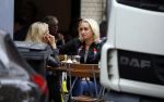Amsterdam 11 juli 2017
Eva Jinek met vriendin Kristien v Dillen op terras
