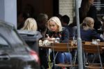 Amsterdam 11 juli 2017
Eva Jinek met vriendin Kristien v Dillen op terras