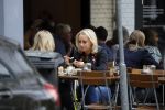 Amsterdam 11 juli 2017
Eva Jinek met vriendin Kristien v Dillen op terras