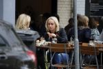 Amsterdam 11 juli 2017
Eva Jinek met vriendin Kristien v Dillen op terras