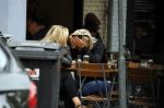 Amsterdam 11 juli 2017
Eva Jinek met vriendin Kristien v Dillen op terras