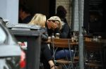 Amsterdam 11 juli 2017
Eva Jinek met vriendin Kristien v Dillen op terras