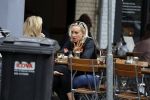Amsterdam 11 juli 2017
Eva Jinek met vriendin Kristien v Dillen op terras