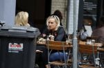 Amsterdam 11 juli 2017
Eva Jinek met vriendin Kristien v Dillen op terras