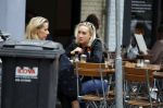 Amsterdam 11 juli 2017
Eva Jinek met vriendin Kristien v Dillen op terras