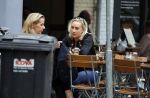 Amsterdam 11 juli 2017
Eva Jinek met vriendin Kristien v Dillen op terras