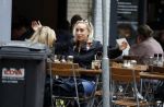 Amsterdam 11 juli 2017
Eva Jinek met vriendin Kristien v Dillen op terras