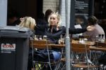 Amsterdam 11 juli 2017
Eva Jinek met vriendin Kristien v Dillen op terras