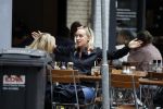 Amsterdam 11 juli 2017
Eva Jinek met vriendin Kristien v Dillen op terras