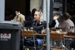 Amsterdam 11 juli 2017
Eva Jinek met vriendin Kristien v Dillen op terras