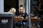 Amsterdam 11 juli 2017
Eva Jinek met vriendin Kristien v Dillen op terras