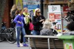 Amsterdam 11 juli 2017
Eva Jinek met vriendin Kristien v Dillen op terras