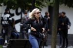 Amsterdam 11 juli 2017
Eva Jinek met vriendin Kristien v Dillen op terras