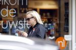 Amsterdam 11 juli 2017
Eva Jinek met vriendin Kristien v Dillen op terras