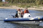 Eiland van Maurik 4 september 2017
Groepsfoto met Nicolette Kluijver en Dennis Weening met Marieke Elsinga, Anouk Hoogendijk, Roeland Fernhout, Niels Gomperts, Carolina Dijkhuizen, Henk Poort, Joelle Witschge, Richard Witschge, Shelly Sterk, Soundos El Ahmadi, Danny Froger, Kaj Gorgels, Nicole Buch en Brace. tijdens de persviewing van Expeditie Robinson 2017 op het Eiland van Maurik