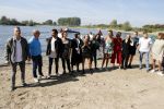 Eiland van Maurik 4 september 2017
Groepsfoto met Nicolette Kluijver en Dennis Weening met Marieke Elsinga, Anouk Hoogendijk, Roeland Fernhout, Niels Gomperts, Carolina Dijkhuizen, Henk Poort, Joelle Witschge, Richard Witschge, Shelly Sterk, Soundos El Ahmadi, Danny Froger, Kaj Gorgels, Nicole Buch en Brace. tijdens de persviewing van Expeditie Robinson 2017 op het Eiland van Maurik