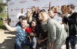 Eiland van Maurik 4 september 2017
Groepsfoto met Nicolette Kluijver en Dennis Weening met Marieke Elsinga, Anouk Hoogendijk, Roeland Fernhout, Niels Gomperts, Carolina Dijkhuizen, Henk Poort, Joelle Witschge, Richard Witschge, Shelly Sterk, Soundos El Ahmadi, Danny Froger, Kaj Gorgels, Nicole Buch en Brace. tijdens de persviewing van Expeditie Robinson 2017 op het Eiland van Maurik
