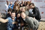 Eiland van Maurik 4 september 2017
Groepsfoto met Nicolette Kluijver en Dennis Weening met Marieke Elsinga, Anouk Hoogendijk, Roeland Fernhout, Niels Gomperts, Carolina Dijkhuizen, Henk Poort, Joelle Witschge, Richard Witschge, Shelly Sterk, Soundos El Ahmadi, Danny Froger, Kaj Gorgels, Nicole Buch en Brace. tijdens de persviewing van Expeditie Robinson 2017 op het Eiland van Maurik