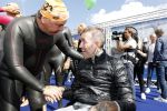 Amsterdam 3 september 2017  
ALS Cityswim in de amsterdamse grachten. Fernando Ricksen met Rene Froger