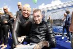 Amsterdam 3 september 2017  
ALS Cityswim in de amsterdamse grachten. Fernando Ricksen met Rene Froger