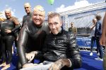 Amsterdam 3 september 2017  
ALS Cityswim in de amsterdamse grachten. Fernando Ricksen met Rene Froger