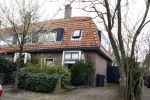 Laren 26 maart 2007
Fons te Poel verliefd met zijn vrouw in Laren. Hun oude huis staat nog steeds te koop
Peter Smulders bv