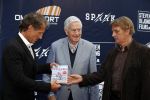 Apeldoorn 2 september 2017
Premiere Spaak in Omnisport . De hoofdrollen worden oa gespeeld door Tim Douwsma Aart Staartjes en Saskia Elise. Steven de Jong is de producent. Frits Bolkesteijn krijgt het eerste boek