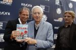 Apeldoorn 2 september 2017
Premiere Spaak in Omnisport . De hoofdrollen worden oa gespeeld door Tim Douwsma Aart Staartjes en Saskia Elise. Steven de Jong is de producent. Frits Bolkesteijn krijgt het eerste boek