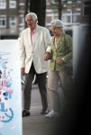 Amsterdam 6 augustus 2017 
Frits Bolkestein met zijn vrouw Femke Boersma wachtend op de tram