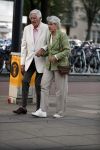 Amsterdam 6 augustus 2017 
Frits Bolkestein met zijn vrouw Femke Boersma wachtend op de tram