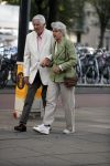 Amsterdam 6 augustus 2017 
Frits Bolkestein met zijn vrouw Femke Boersma wachtend op de tram