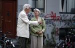 Amsterdam 6 augustus 2017 
Frits Bolkestein met zijn vrouw Femke Boersma wachtend op de tram