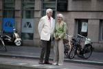 Amsterdam 6 augustus 2017 
Frits Bolkestein met zijn vrouw Femke Boersma wachtend op de tram