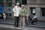 Amsterdam 6 augustus 2017 
Frits Bolkestein met zijn vrouw Femke Boersma wachtend op de tram