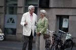 Amsterdam 6 augustus 2017 
Frits Bolkestein met zijn vrouw Femke Boersma wachtend op de tram