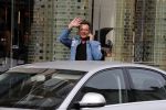 Amsterdam 16 september 2017 
Gerard Joling shoppend op de pc hooftstraat