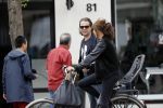 Amsterdam 3 juli 2017
Hans Teeuwen met zijn vriendin in amsterdam zuid