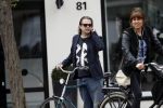 Amsterdam 3 juli 2017
Hans Teeuwen met zijn vriendin in amsterdam zuid