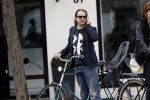 Amsterdam 3 juli 2017
Hans Teeuwen met zijn vriendin in amsterdam zuid