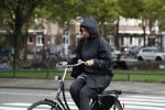 Amsterdam 12 september 2017  
Isa Hoes in de storm op de fiets