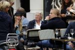 Amsterdam 1 september 2017 
Jan en Monique des Bouvrie met hun kinderen Bo en Jan jr op de pc hooftstraat.
Carolien Tensen en de weduwe van Joop Braakhekke Wim staan te kletsen.
