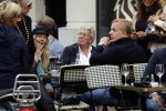 Amsterdam 1 september 2017 
Jan en Monique des Bouvrie met hun kinderen Bo en Jan jr op de pc hooftstraat.
Carolien Tensen en de weduwe van Joop Braakhekke Wim staan te kletsen.