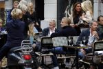 Amsterdam 1 september 2017 
Jan en Monique des Bouvrie met hun kinderen Bo en Jan jr op de pc hooftstraat.
Carolien Tensen en de weduwe van Joop Braakhekke Wim staan te kletsen.