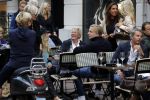 Amsterdam 1 september 2017 
Jan en Monique des Bouvrie met hun kinderen Bo en Jan jr op de pc hooftstraat.
Carolien Tensen en de weduwe van Joop Braakhekke Wim staan te kletsen.