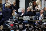 Amsterdam 1 september 2017 
Jan en Monique des Bouvrie met hun kinderen Bo en Jan jr op de pc hooftstraat.
Carolien Tensen en de weduwe van Joop Braakhekke Wim staan te kletsen.