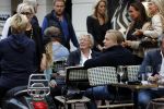 Amsterdam 1 september 2017 
Jan en Monique des Bouvrie met hun kinderen Bo en Jan jr op de pc hooftstraat.
Carolien Tensen en de weduwe van Joop Braakhekke Wim staan te kletsen.