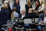 Amsterdam 1 september 2017 
Jan en Monique des Bouvrie met hun kinderen Bo en Jan jr op de pc hooftstraat.
Carolien Tensen en de weduwe van Joop Braakhekke Wim staan te kletsen.