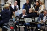 Amsterdam 1 september 2017 
Jan en Monique des Bouvrie met hun kinderen Bo en Jan jr op de pc hooftstraat.
Carolien Tensen en de weduwe van Joop Braakhekke Wim staan te kletsen.
