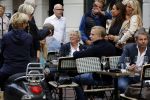 Amsterdam 1 september 2017 
Jan en Monique des Bouvrie met hun kinderen Bo en Jan jr op de pc hooftstraat.
Carolien Tensen en de weduwe van Joop Braakhekke Wim staan te kletsen.